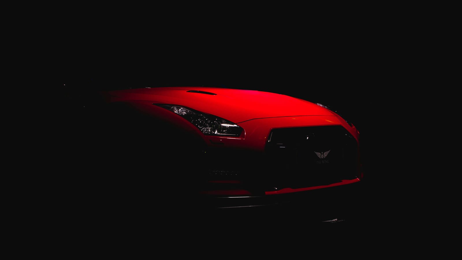 Consulente che mostra un'auto di lusso a una coppia in showroom